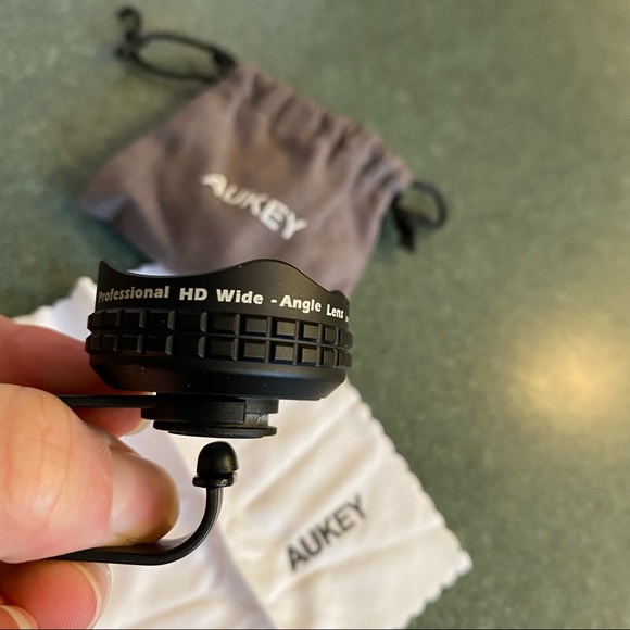 AUKEY Ora iPhone Lens, 110° Wide Angle Clip-on Cell Phone Camera Lens - Picture 3 of 10